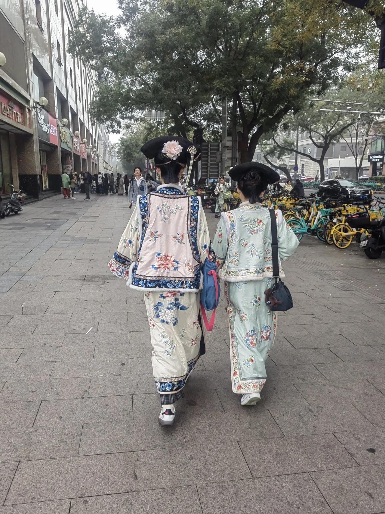 来到王府井，混淆了季节，光腿的好多，cosplay格格的好多。