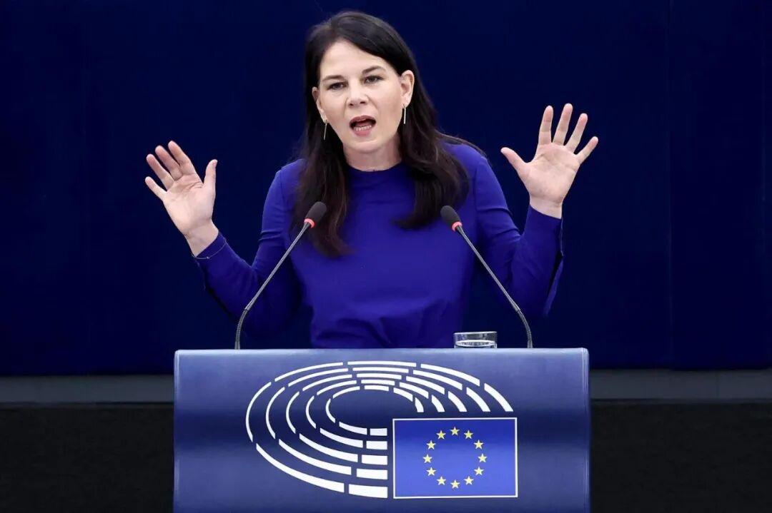 有段时间没有见德国那个外交明星贝尔伯克出糗事了，她现任联合国大会主席，近期组织了