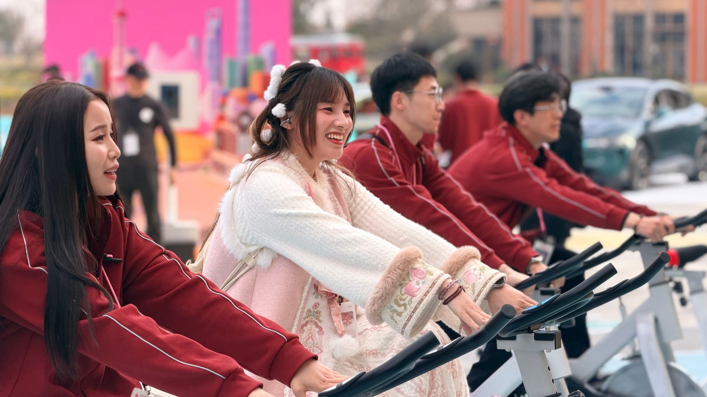 这个年会我是真想去在年会做主角是什么体验我理想的年会氛围，主打一个“松弛又热闹，