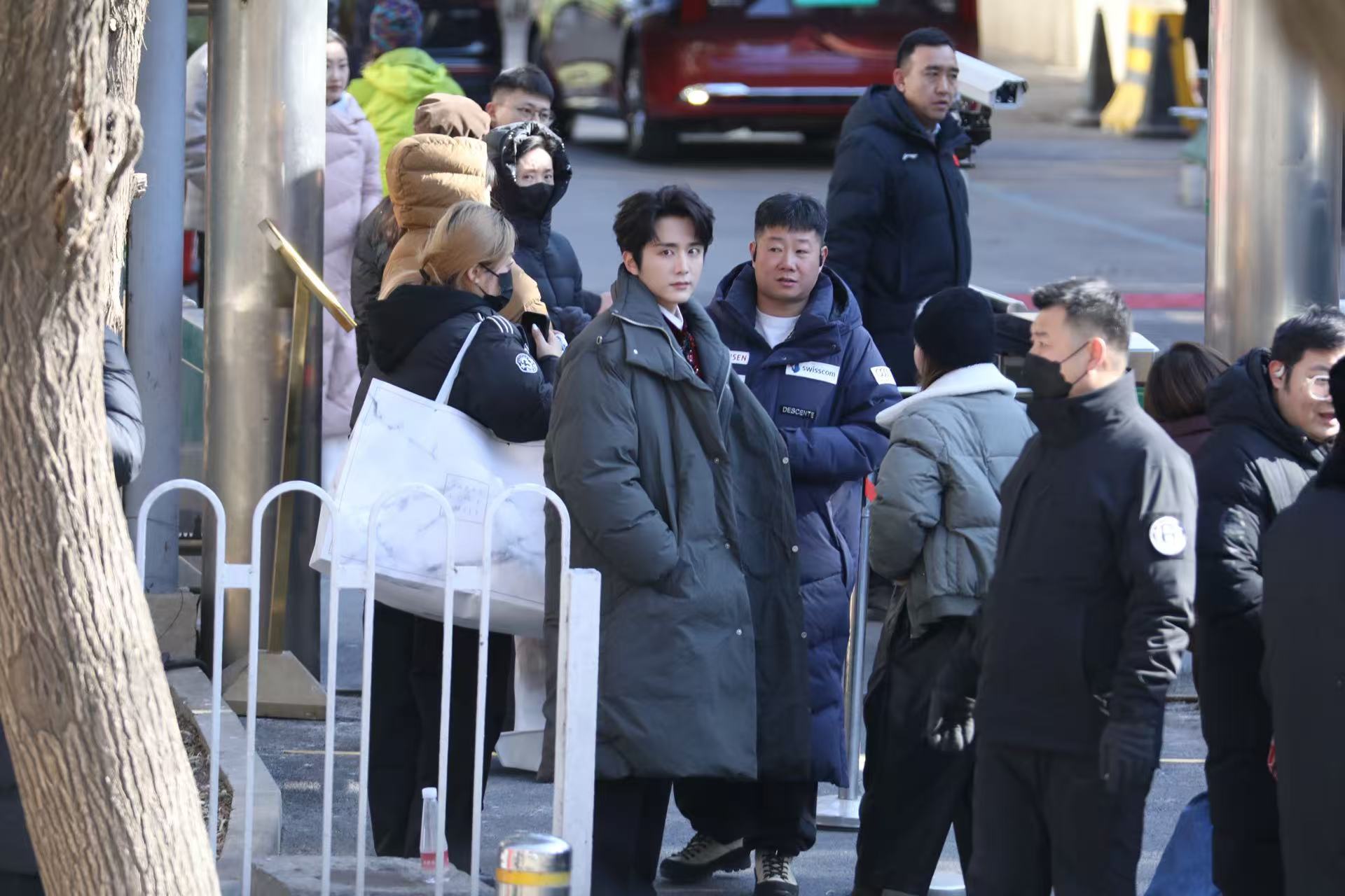 张新成穿飞驰人生组服彩排春晚张新成现身春晚彩排啦，穿的还是飞驰人生的剧组服装，那