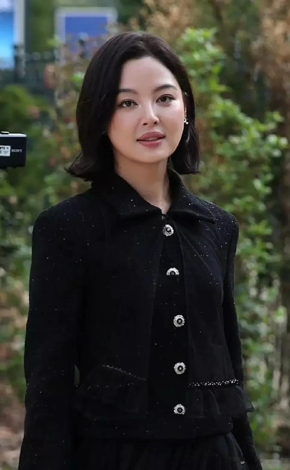 巴黎时装周杨颖是熹妃回宫，
热巴是美神降临，
辛芷蕾这是原形毕露吗[捂脸]
自从