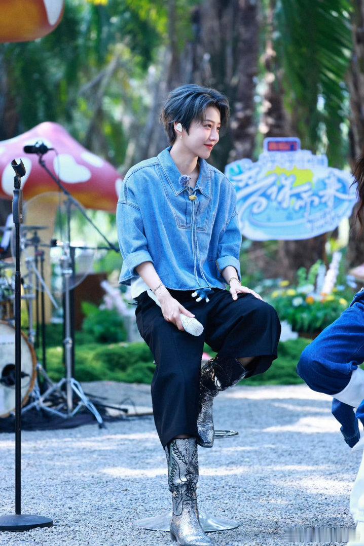 小鬼给刘雨昕洗头节目整活能力直接拉满，抛开演唱尽显趣味互动，输游戏接受常规洗头惩