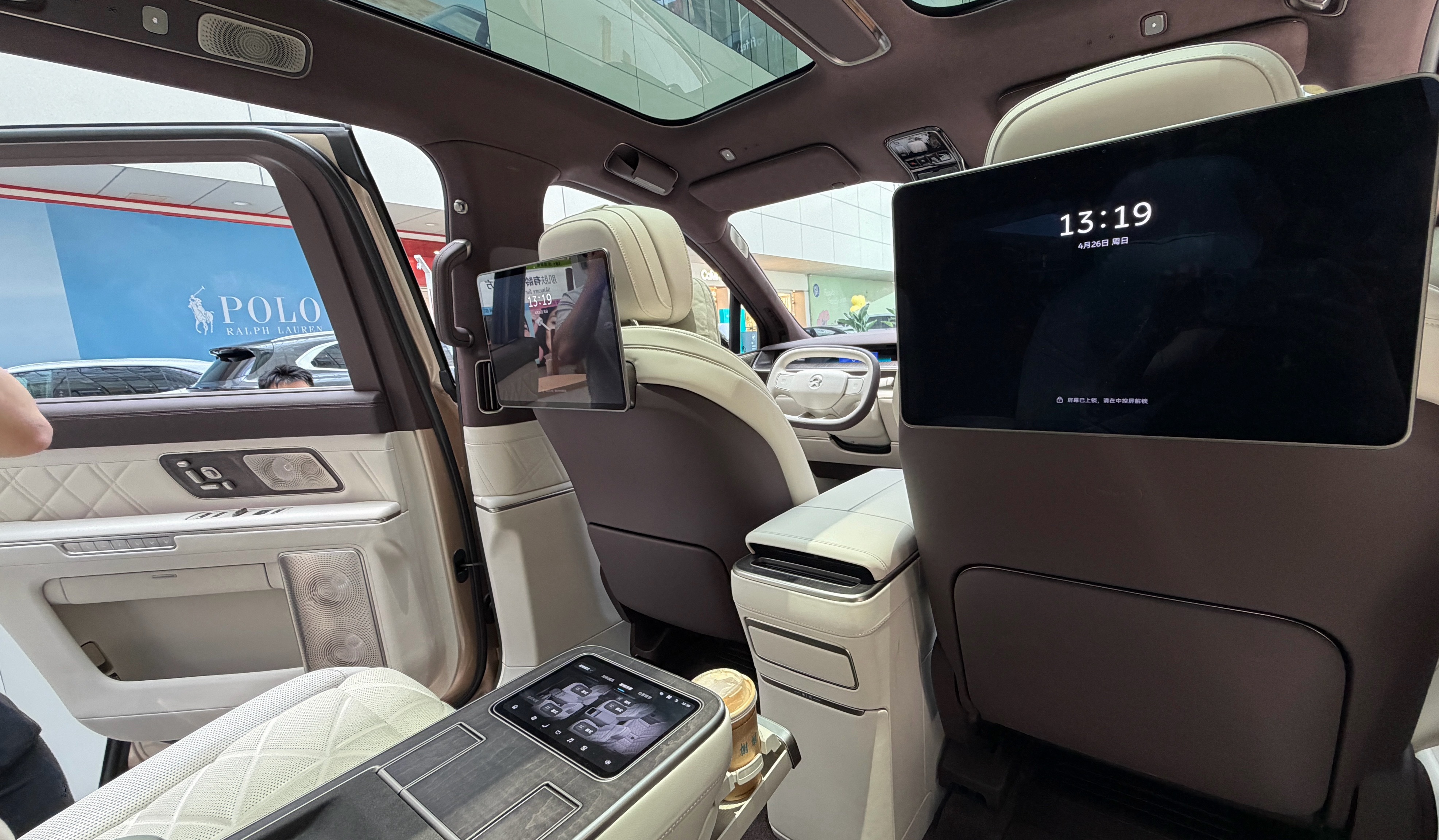 来看蔚来es9 。销售对着胡杨林说：你不是那个？胡杨林点点头。销售：你好，胡林杨