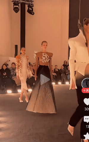 当模特走在你面前的时候，真是被惊讶到了，有一点好看是真好看！模特 模特瞬间 模特