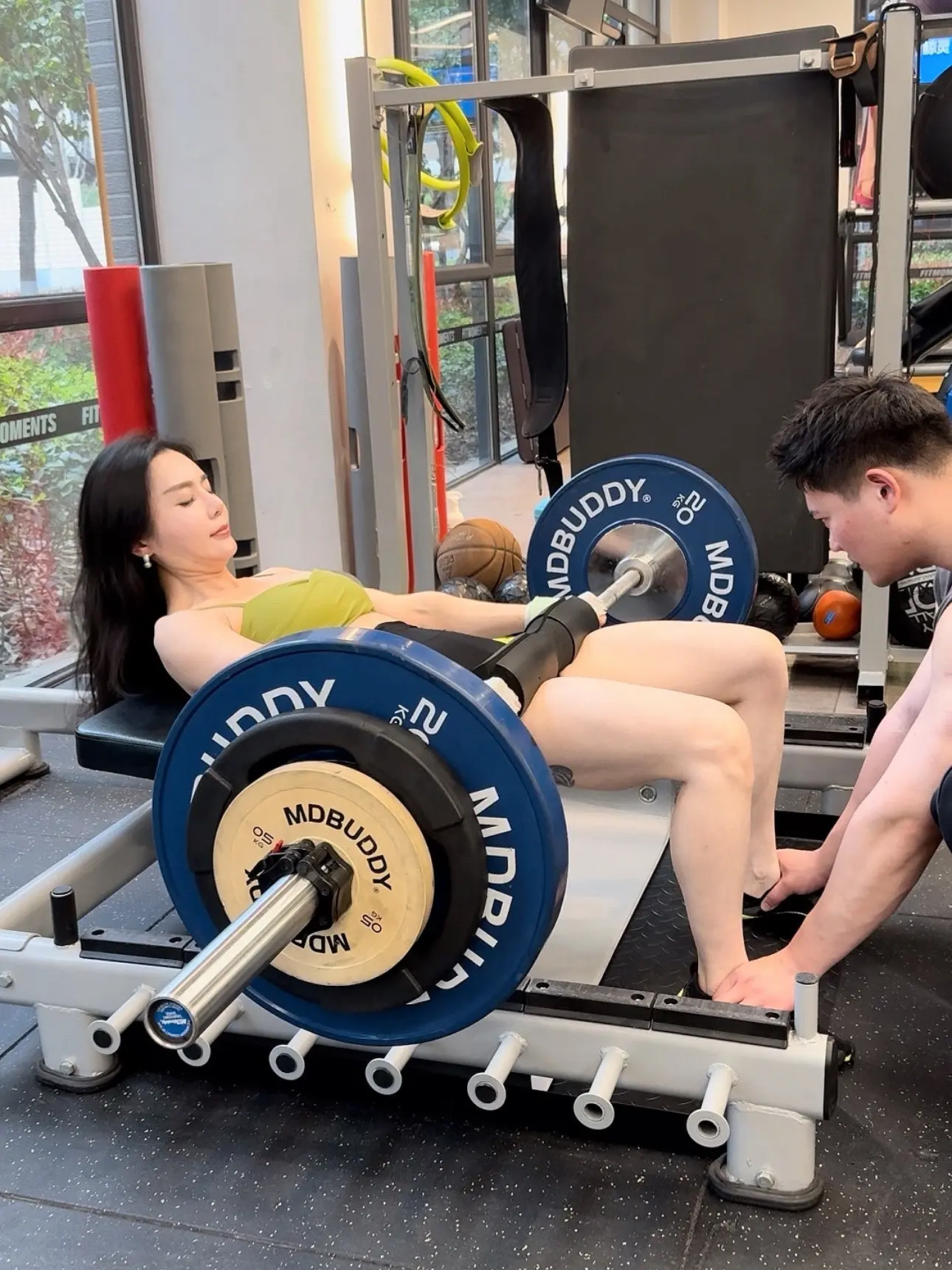 臀桥90kg.