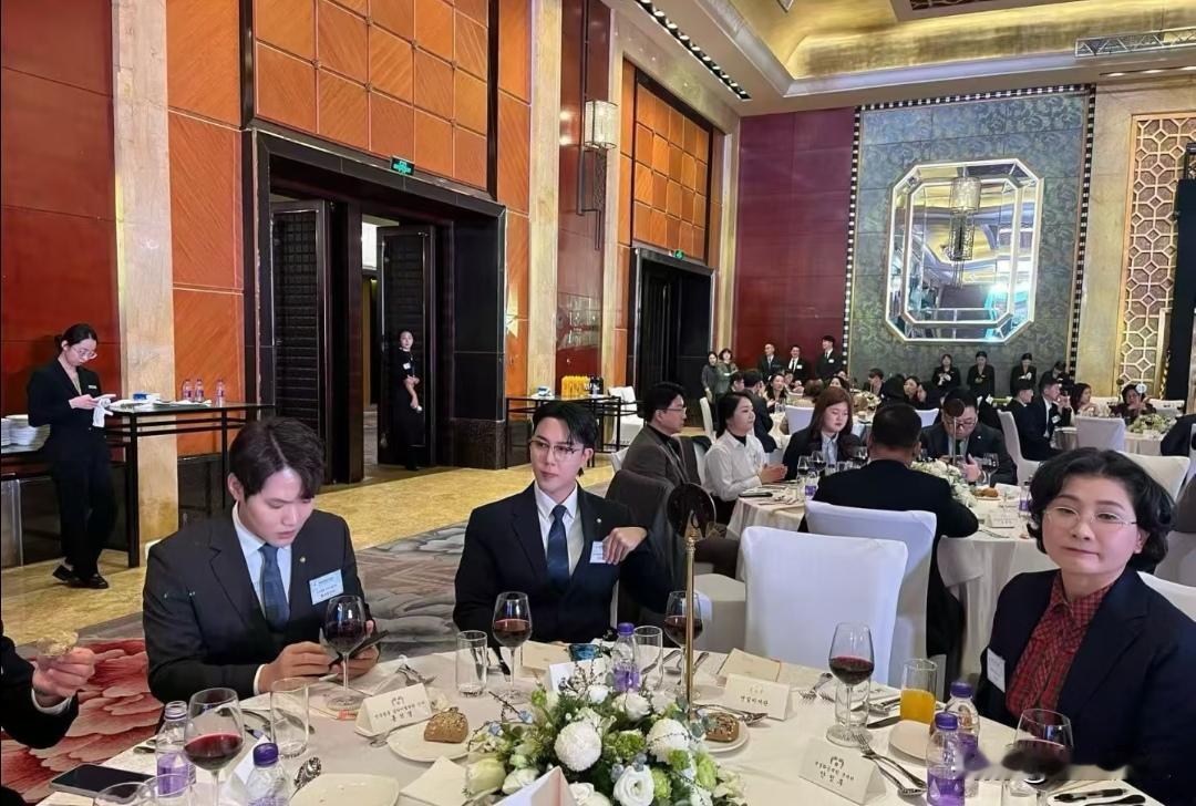 金惠景一个收手的动作，无意间暴露了韩国侨界晚宴的隐形阶层。
当晚，她身着韩服，双