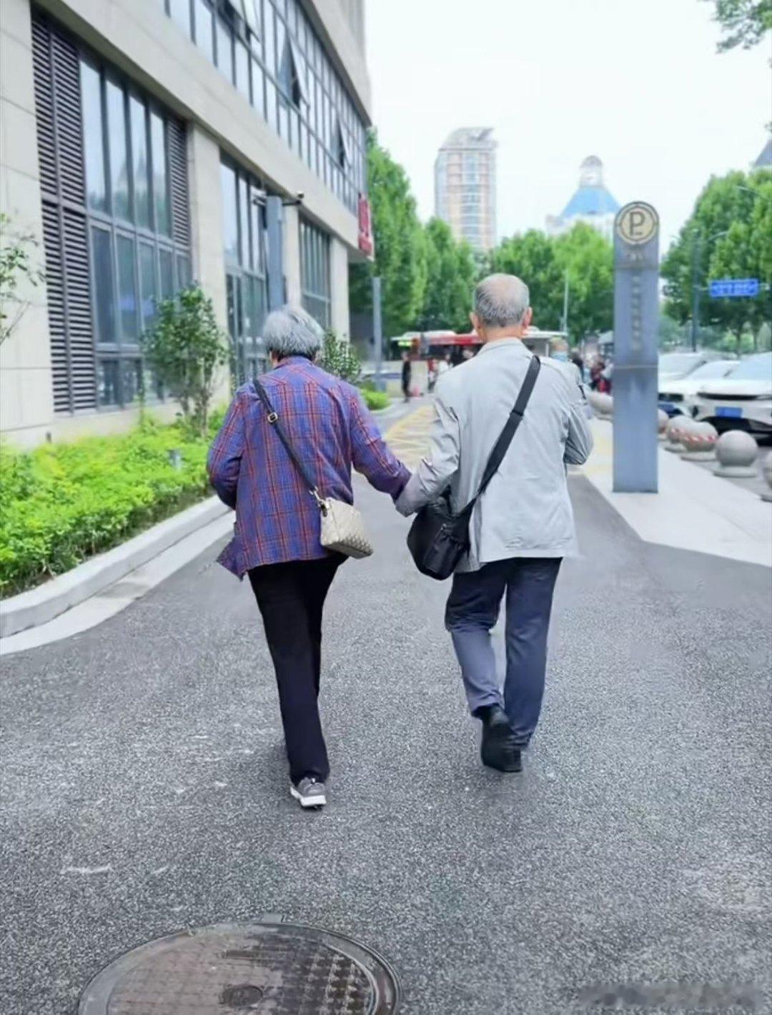 【怡云分享】这是泰州沁怡老师一张随拍照片，我看后因为感动，就截图“顺手牵羊”拿到
