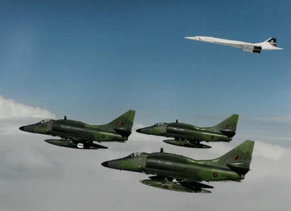 新西兰军机千里迢迢飞到中国黄海搞侦察，还顺手干扰民航飞行！转头一看，中国还是它最