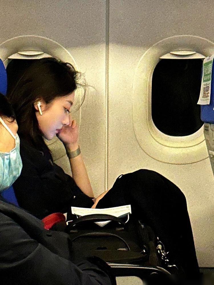 整个机舱的光，好像都被她一个人吸走了。就那么安安静静地坐在那儿，看书。一个侧脸，