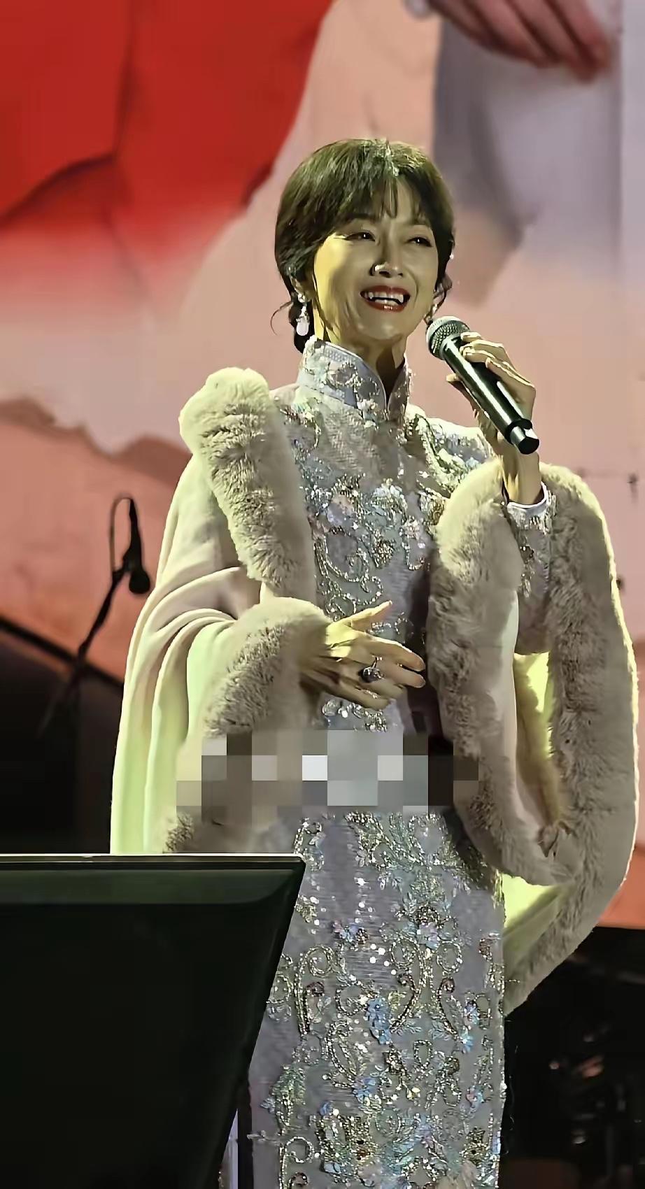 赵雅芝能不能不要出来吓人了，前几天她参加淄博青春之城演唱会，高清镜头下手臂青筋暴