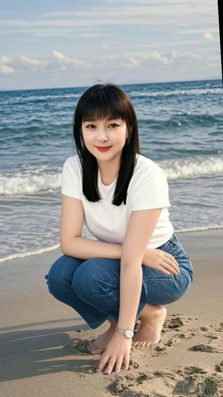 海边少女蹲拍，清新自然，笑靥如花🌊💙