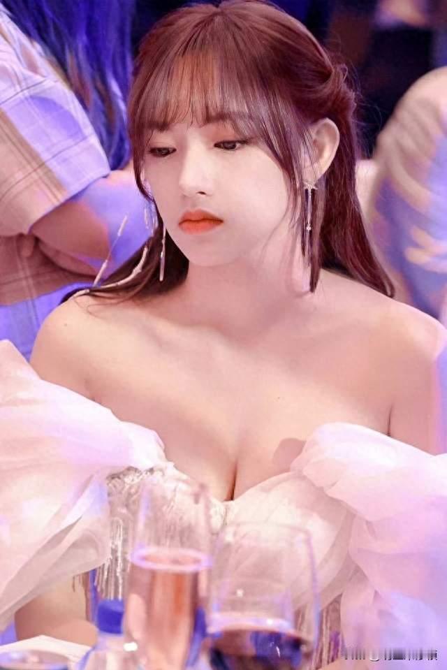 程潇生图太杀！白色抹胸裙配红唇，性感得很高级