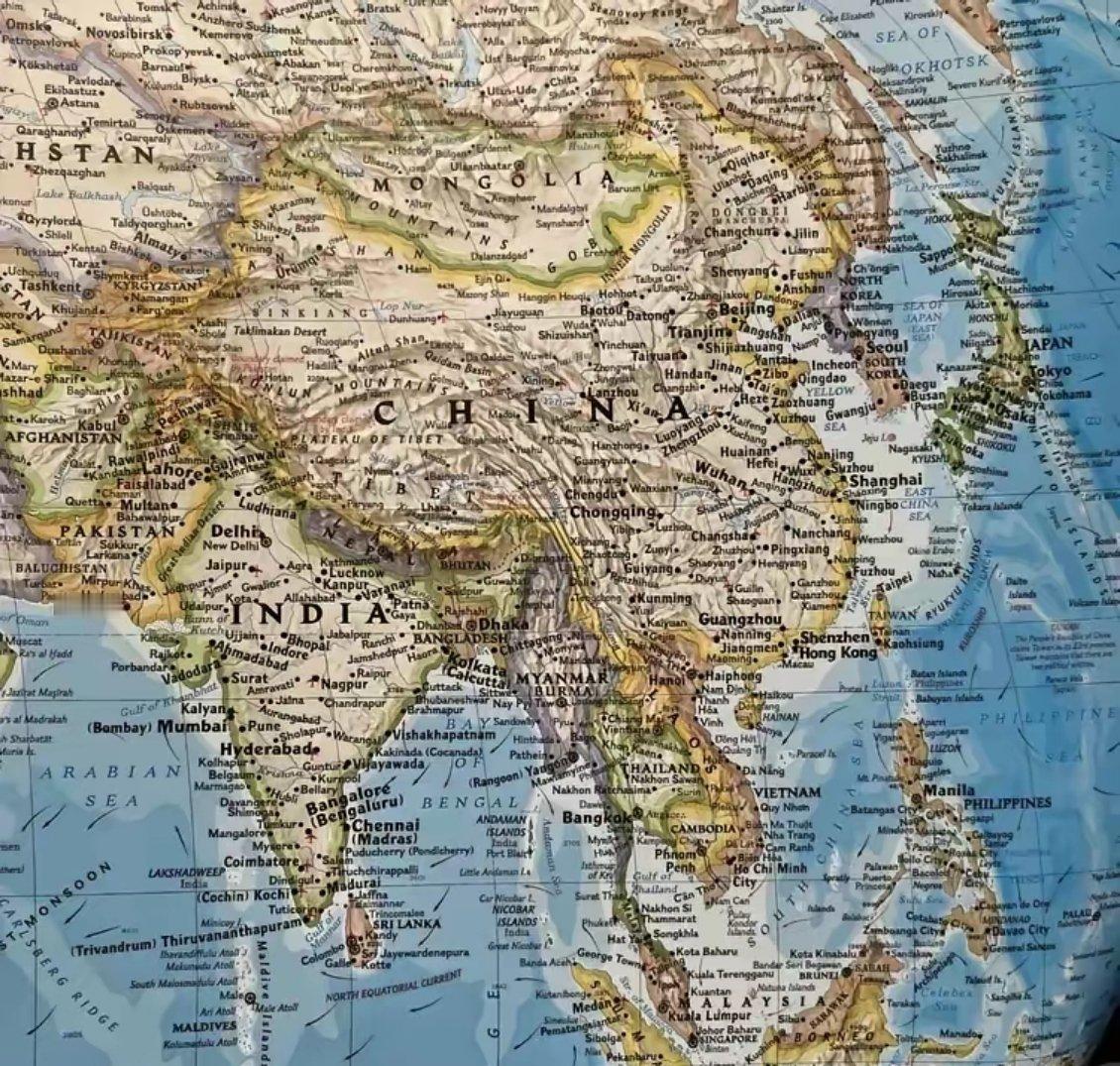 这是美国出版的世界地图，于是我看到了美国眼中的中国版图。有人喜欢收集世界地图。每