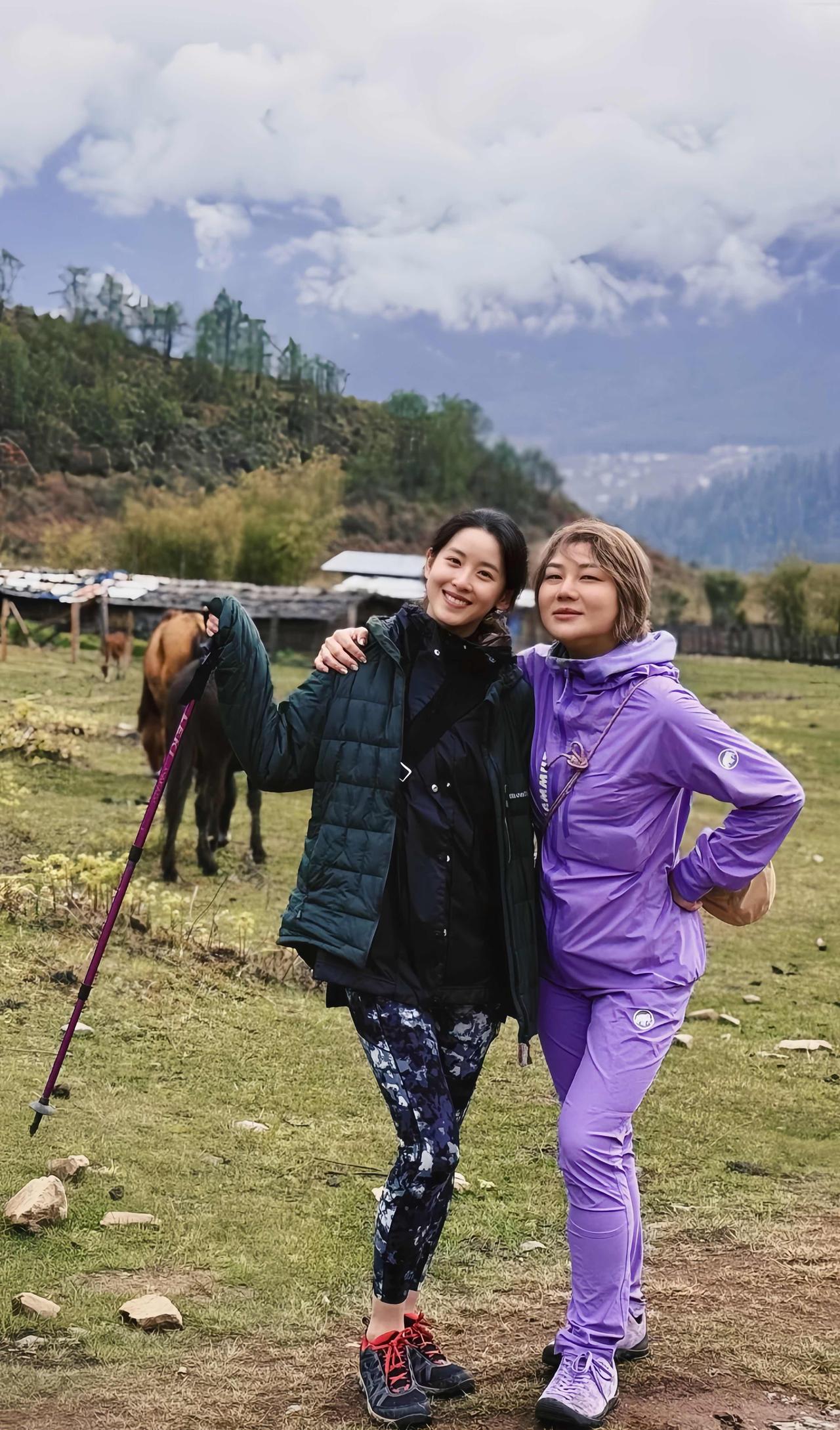 31岁章泽天素颜出镜，宛如少女，自拍露出甜美笑容，抛开刘夫人身份的话，还是那个清