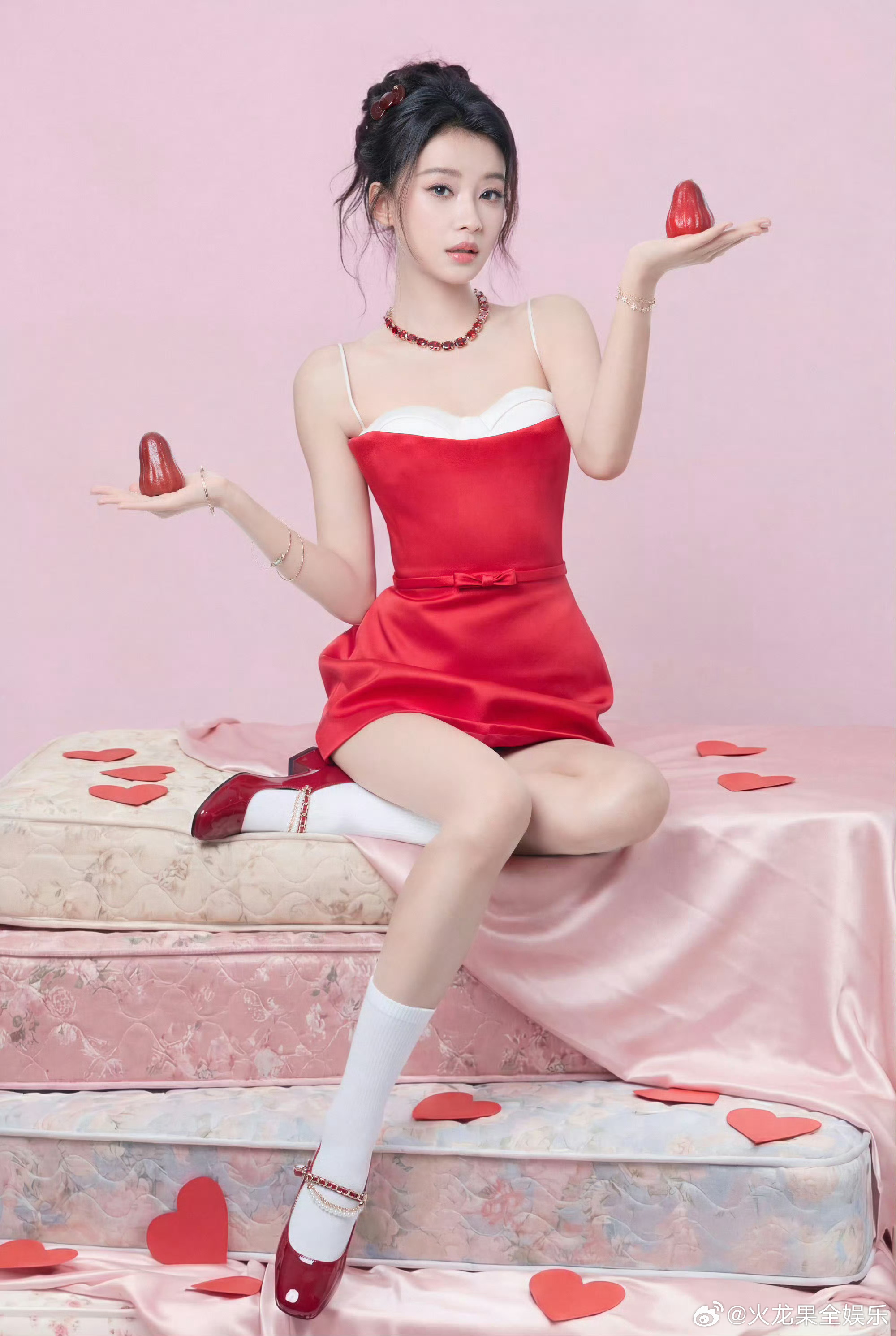 孙怡的红裙造型甜度满分孙怡在逃真人芭比 孙怡浪姐这套树莓红抹胸裙太绝了！甜妹感直