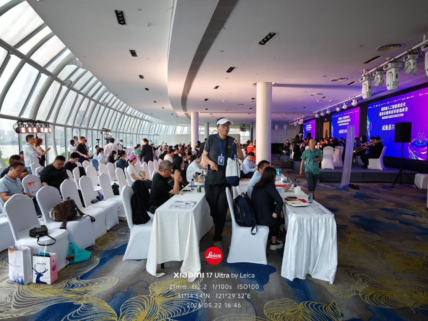 在上海参加北大经济学院校友会与复旦房地产研究中心举办的人工智能商业化落地投资峰会