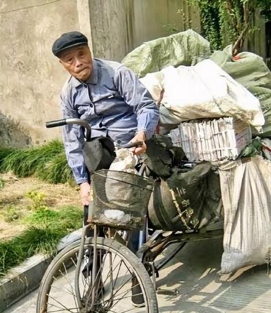 1974年，被劳教24年的抗战英雄吴其轻重获自由，靠蹬三轮车，他一天能赚1块2毛