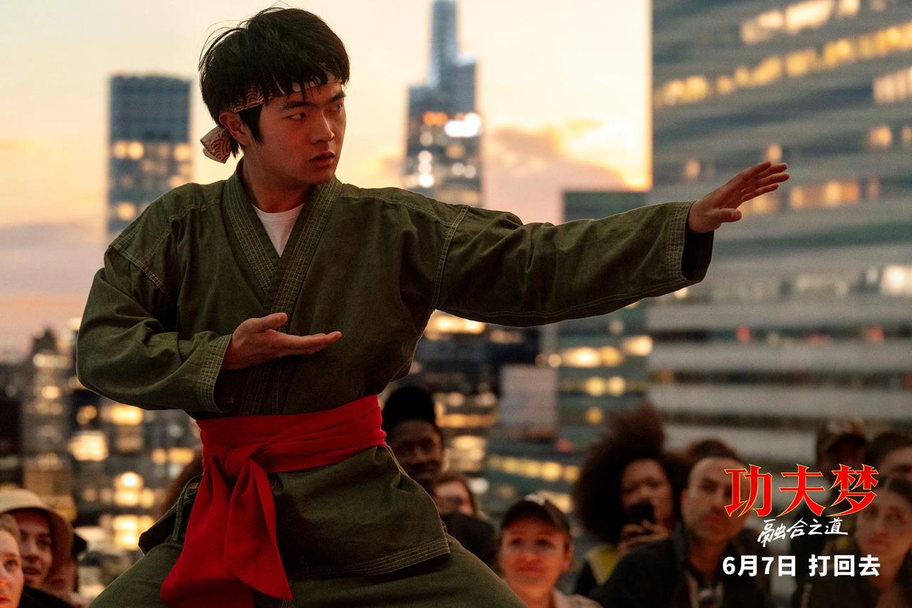 功夫神童来到异国他乡，他将如何面临全新挑战？比武场上是否他依然会光芒四射？

成