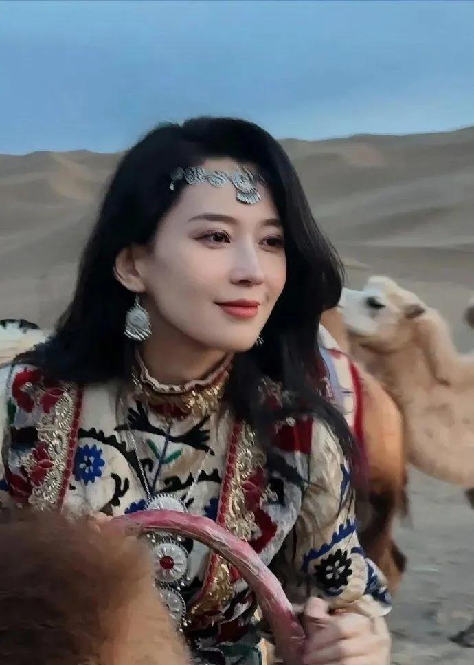 为森林北不值。

这么一位温婉知性大气的女性，自己有能力有内涵，为何非得靠汪峰走