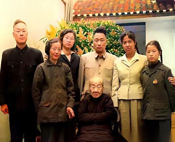 这是拍摄于1962年的一张全家福，毛岸青带着妻子邵华，以及嫂子刘思齐回到湖南老家