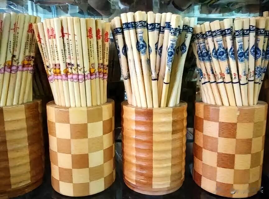 家人们，筷子使用的小细节可别忽视！
以前我也随意放筷子，直到之前翻出筷子，发现竹