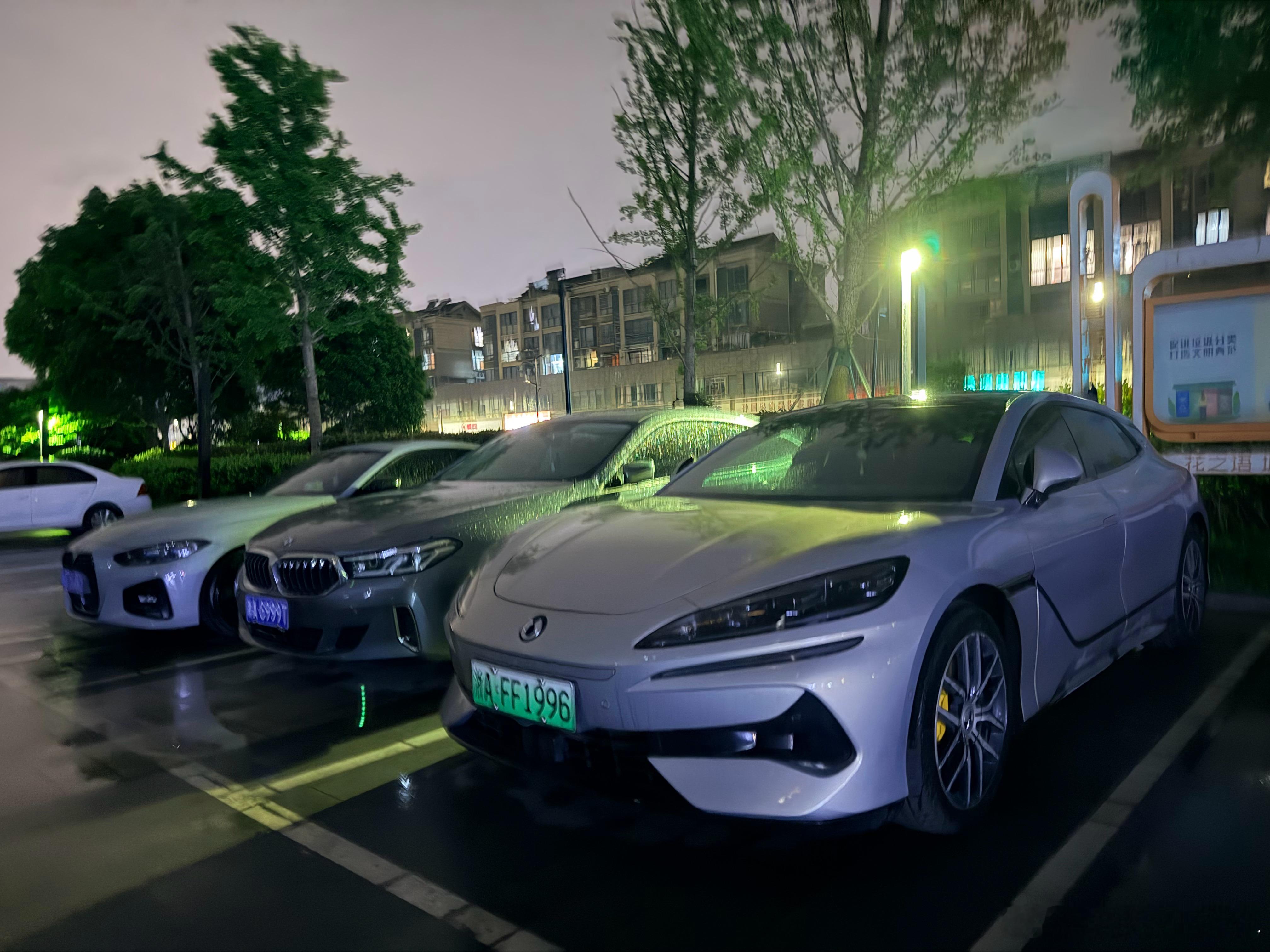腾势也是好起来了，第一次在家门口看到了Z9gt,夜色下有点白紫的感觉,太帅了大v
