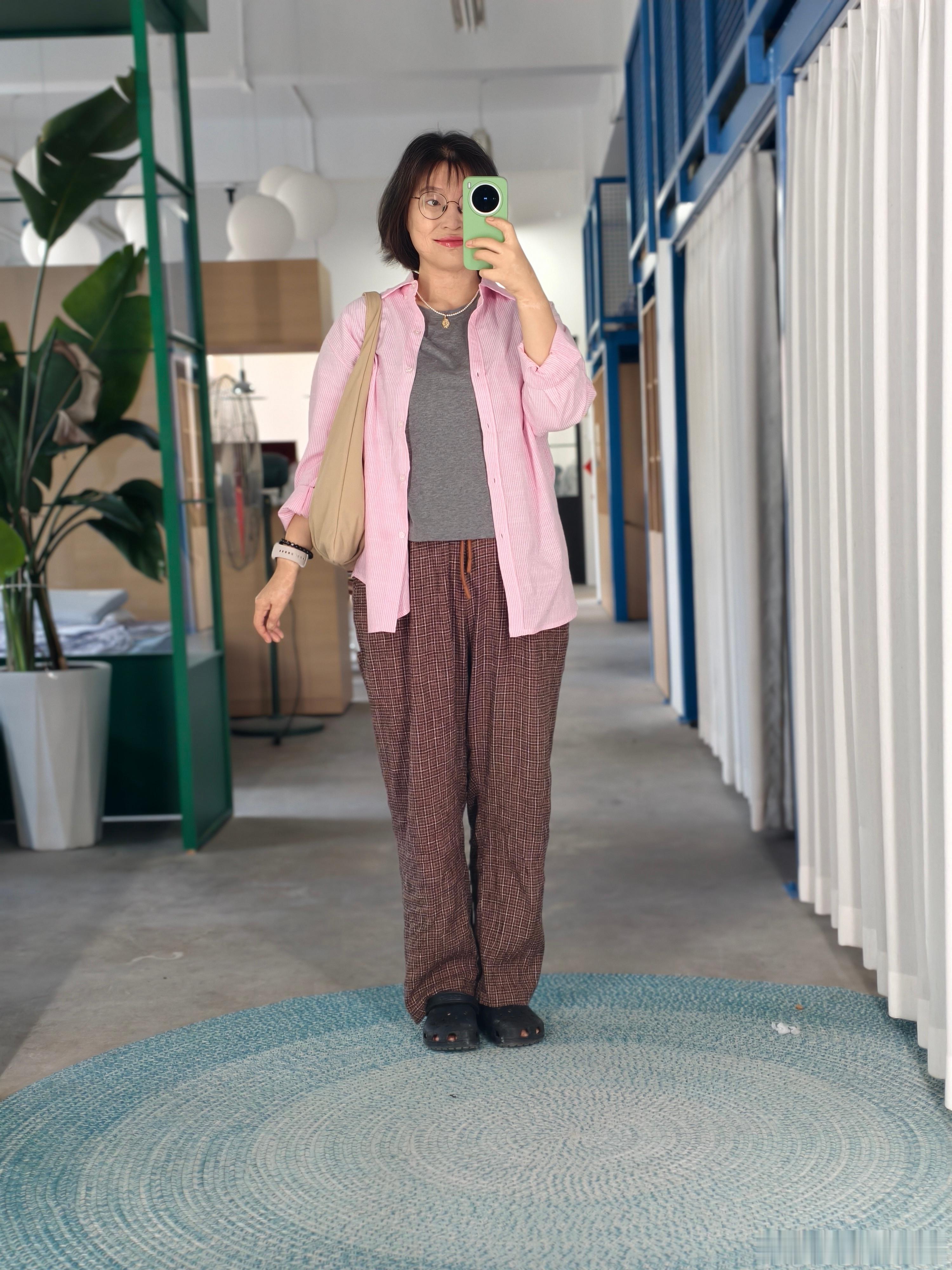 ootd 今天天气非常好，很晴朗，所以里面穿了一件短袖T恤。早上有点冷，又套了一