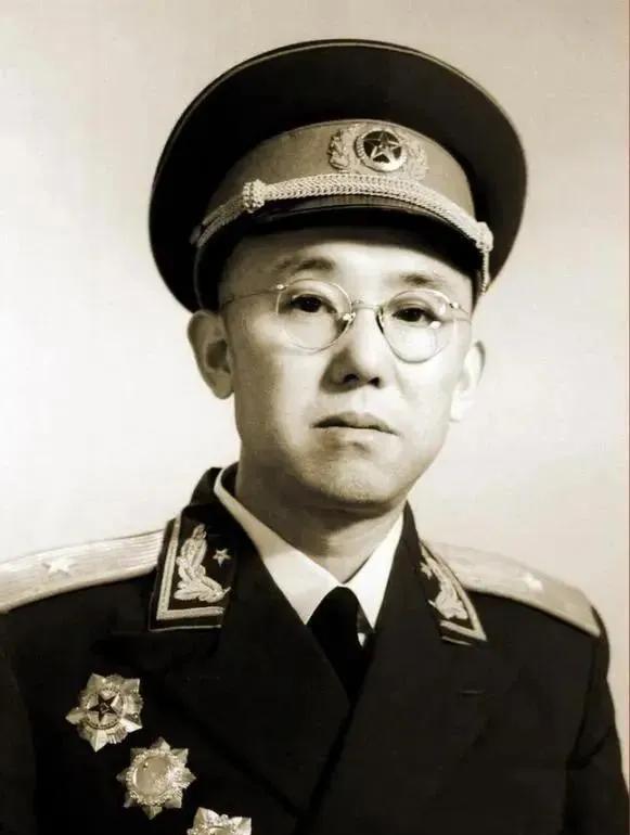 1939年,新四军追剿伪军时发现虹桥机场停有四架飞机。就当日军警卫发现了新四军，