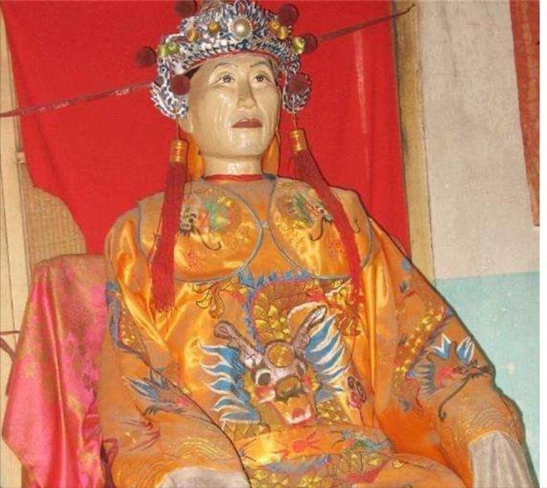 2000年，一农民去世后，儿子不舍父亲离去，将遗体放进了大缸，村里人议论纷纷，都
