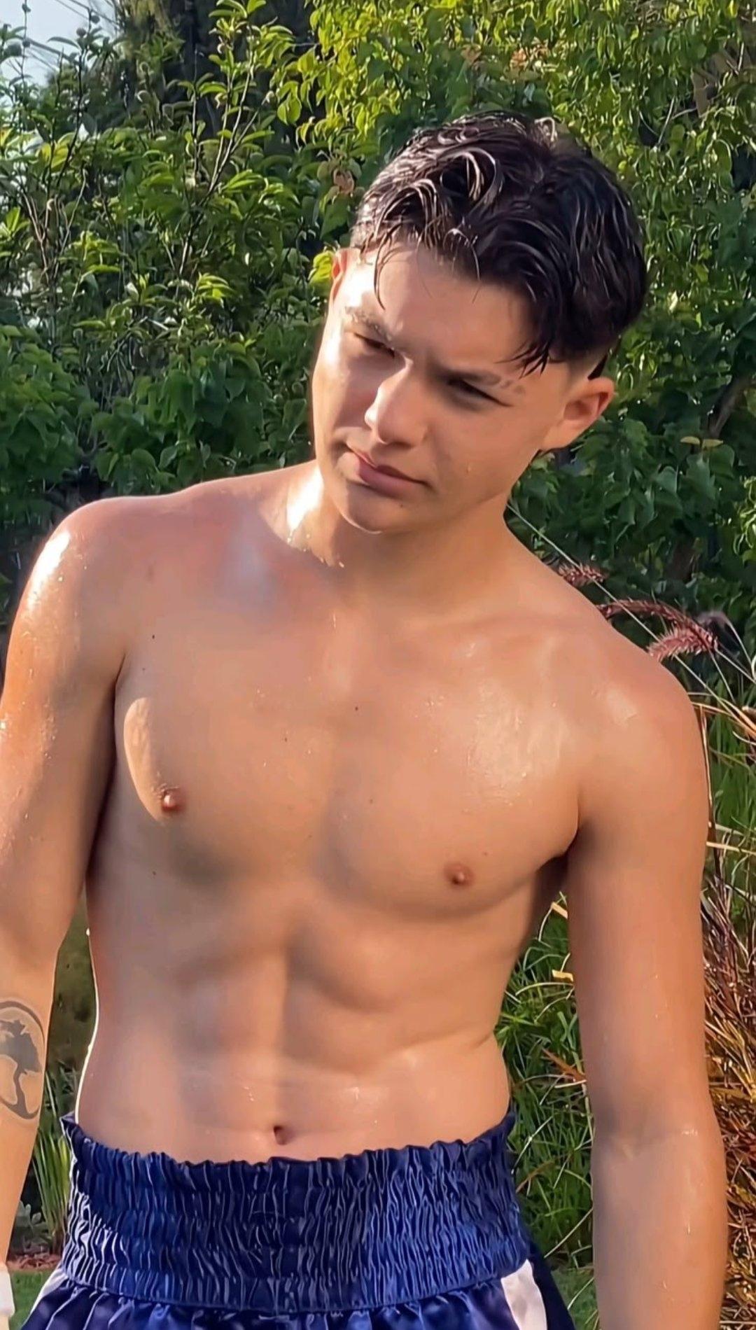 《亢奋》里的烟灰缸小弟 Javon Walton 长大了，摇身一变成了拳击运动员