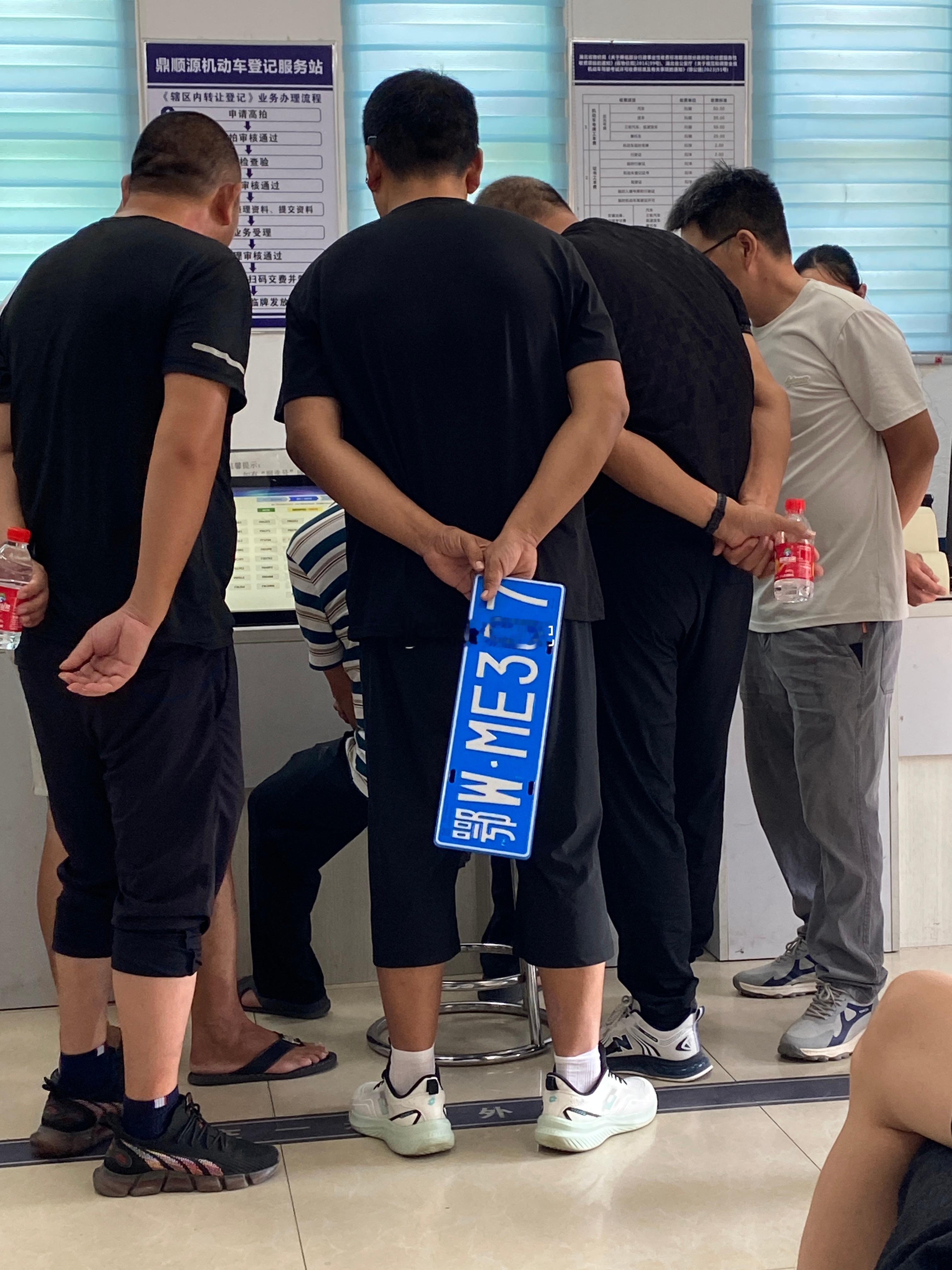 这车牌挂标致307上岂不是绝配 ​​​