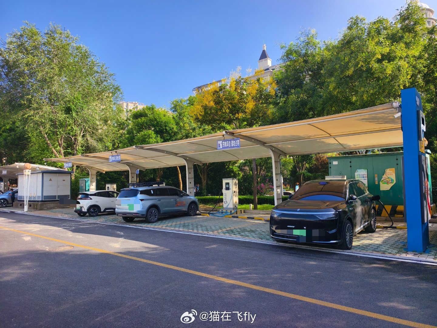 这个充电站是在停车场内部停车场是收费的应该是专门给体育馆用大部分车主都是充满了就