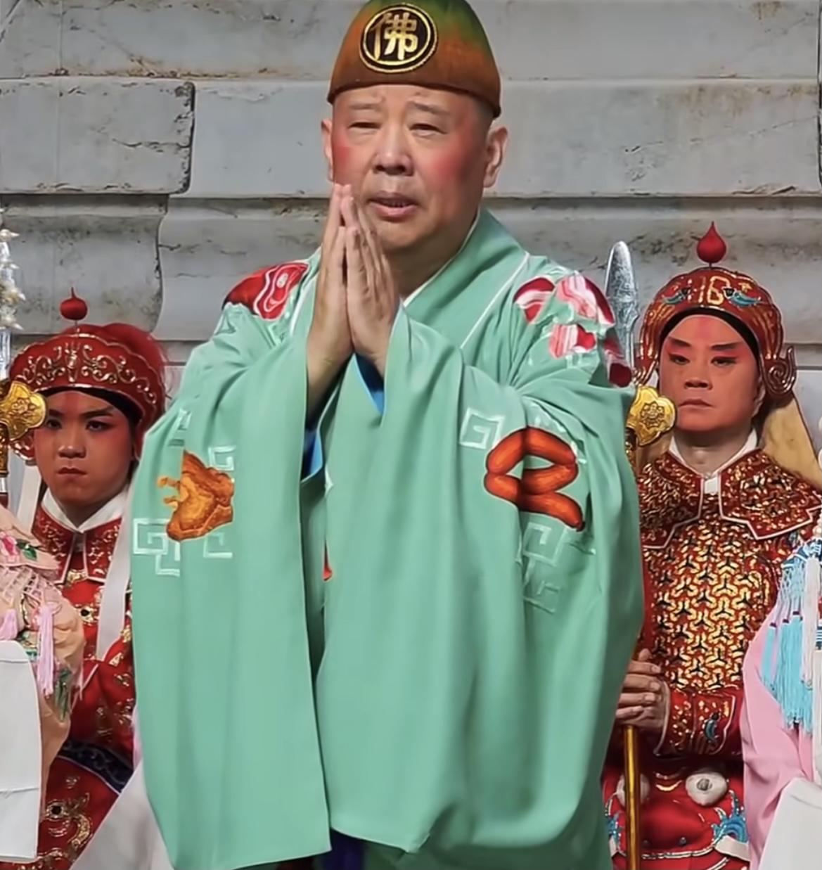 郭德纲，一点也不冤！
当时看到这一段就挺不舒服的，想着再怎么想出舞台效果，也不能