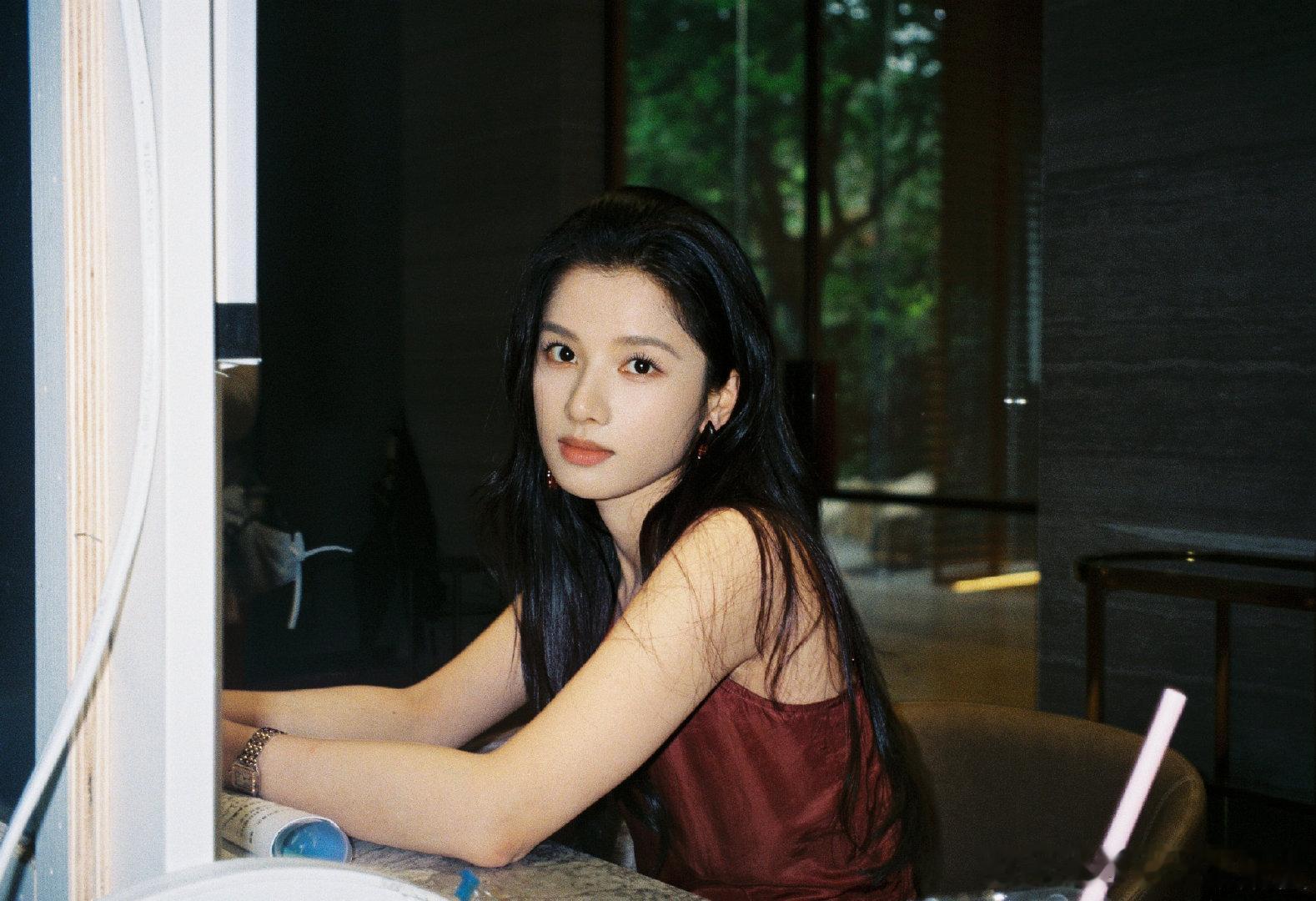 张婧仪陈清雾的三个多月 张婧仪分享与李现合照从制陶日常到内心自愈，三个多月沉浸式