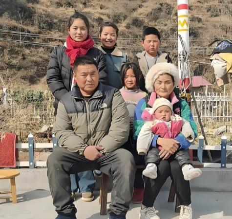 人间非净土各有各的苦，当妈的不容易，生了这么多娃，昔日抱在怀里的孩子还夭折了。