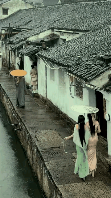 仿佛看到了白娘子与小青