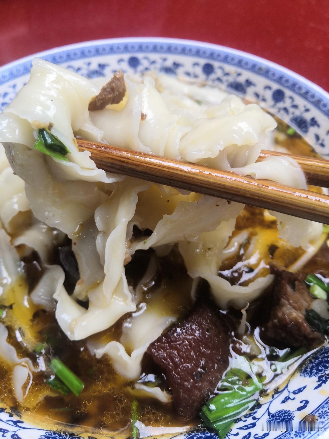 良安镇上面馆
在乐至县良安镇，有一家面馆，中午的时候来到面馆，没有想到的是刀削面