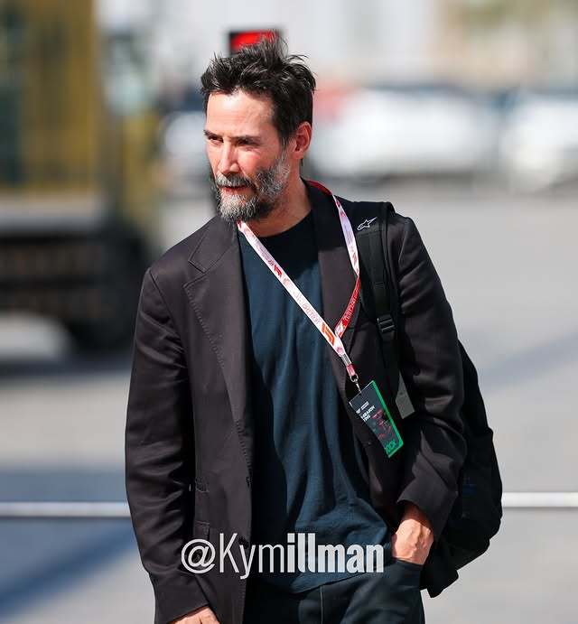 基努-里维斯现身F1季前试车，他来应该是为凯迪拉克拍摄F1纪录片的：记录凯迪拉克