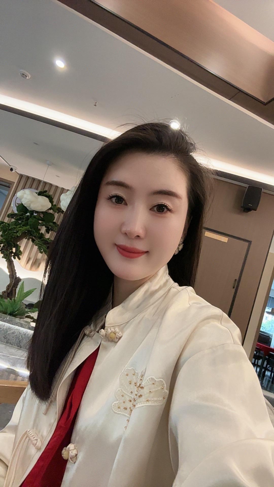 能从暴风雨中走出来的人～ 靠的从来不是伞～