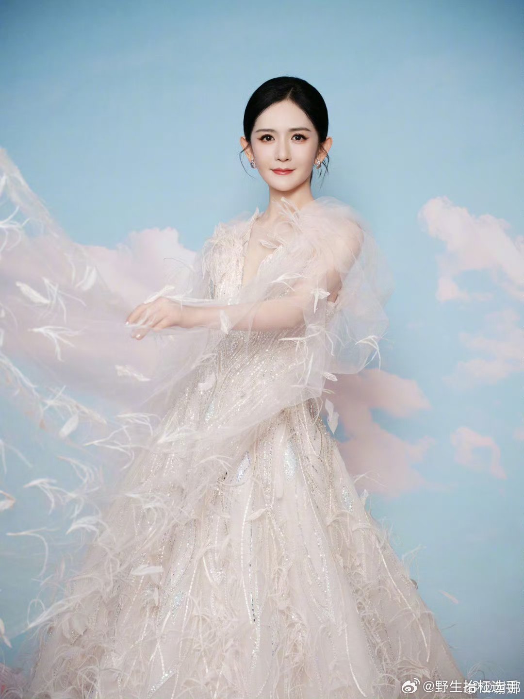 谢娜 太阳女神出发啦谢娜太阳女神出发微博之夜啦！这造型图太闪耀了，期待娜姐的精彩