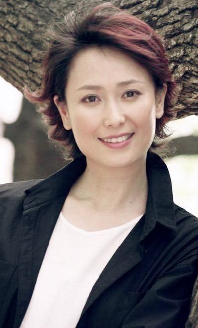 被誉为“影坛第一女青衣”的美女确实好漂亮啊，长相自然，美丽柔媚又大方，这个发型也