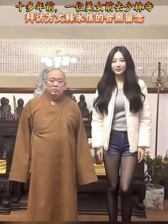 十多年前有段旧合影，至今还被网友津津乐道：女子专程跑到少林寺和释永信合影，照片里