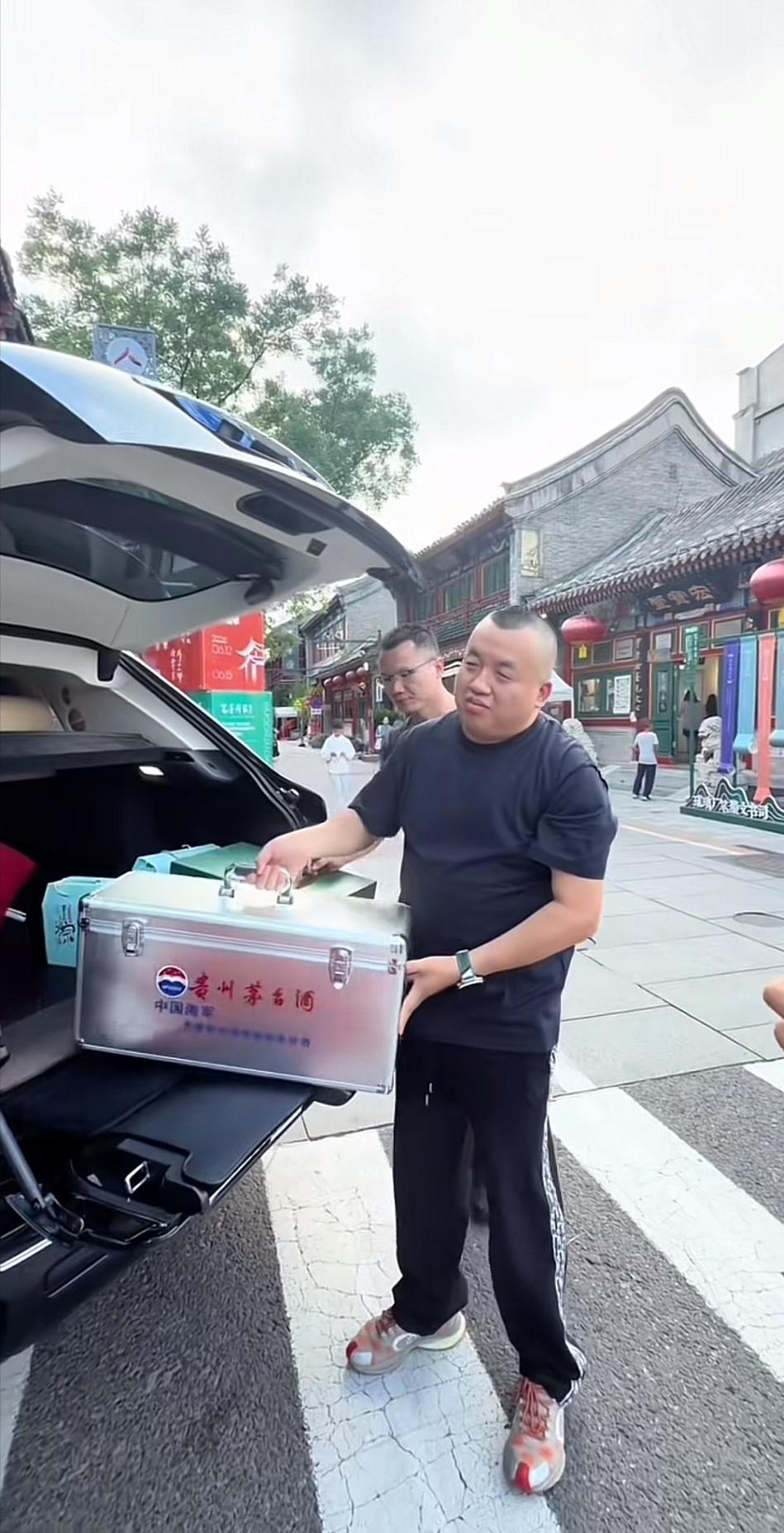 北京坤哥，一出手就是王炸，今天带着保镖，坐着劳斯莱斯，到了北京宣武门外琉璃厂华夏