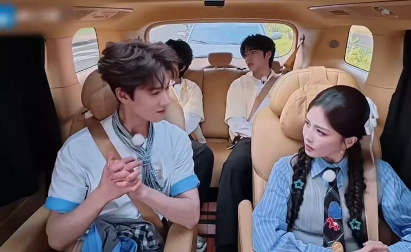 白鹿问完刘耀文给了自己一巴掌 “零几年的？”“05。” 然后白鹿就给了自己一巴掌