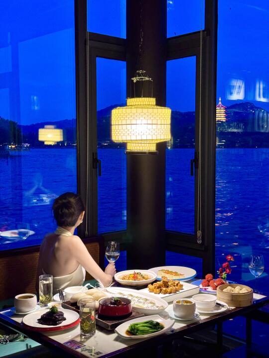 西湖边！我私藏的绝美日落湖景餐厅…