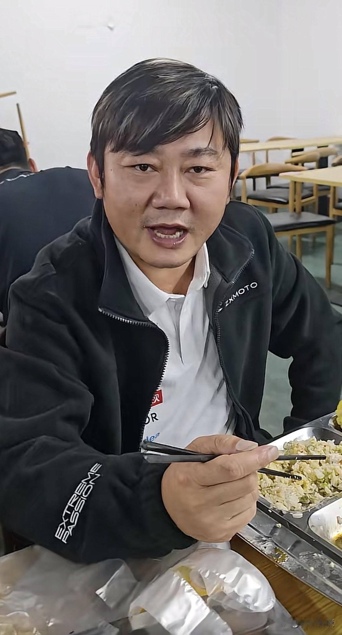 张雪员工肖丹丹发视频，晒出了老板张雪对米饭已经满意了的视频，没想到餐厅竟然还有羊