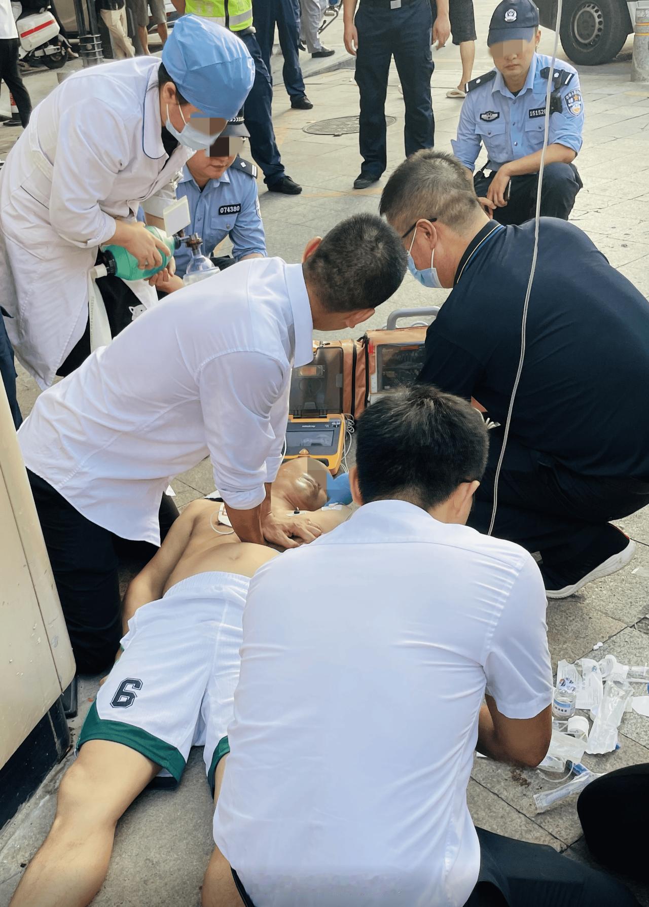 小伙救人按断6根肋骨，获女子丈夫感恩，背后有哪些急救知识值得关注？
小伙在苏州一