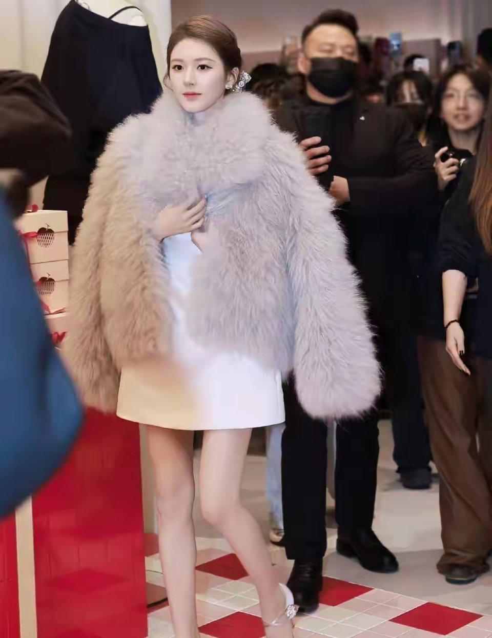 赵露思上海活动造型绝了，千金风范十足，优雅美丽堪称一绝！ 