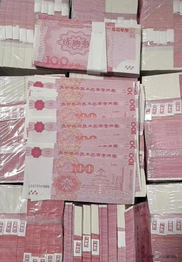 湖南醴陵，82岁的张大爷扛着170万元的“现金”，千里迢迢赶到银行存款，没想到打