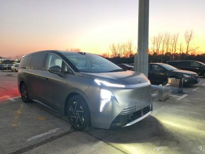 最近不少博主发了这几张照片，基本上就是工信部早已公告过的别克世家纯电版了而且除了